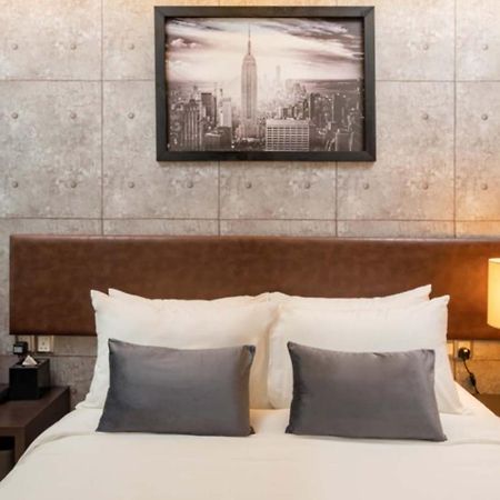 Centrestage Petaling Jaya By Perfect Host 호텔 외부 사진 A bedroom at the hotel