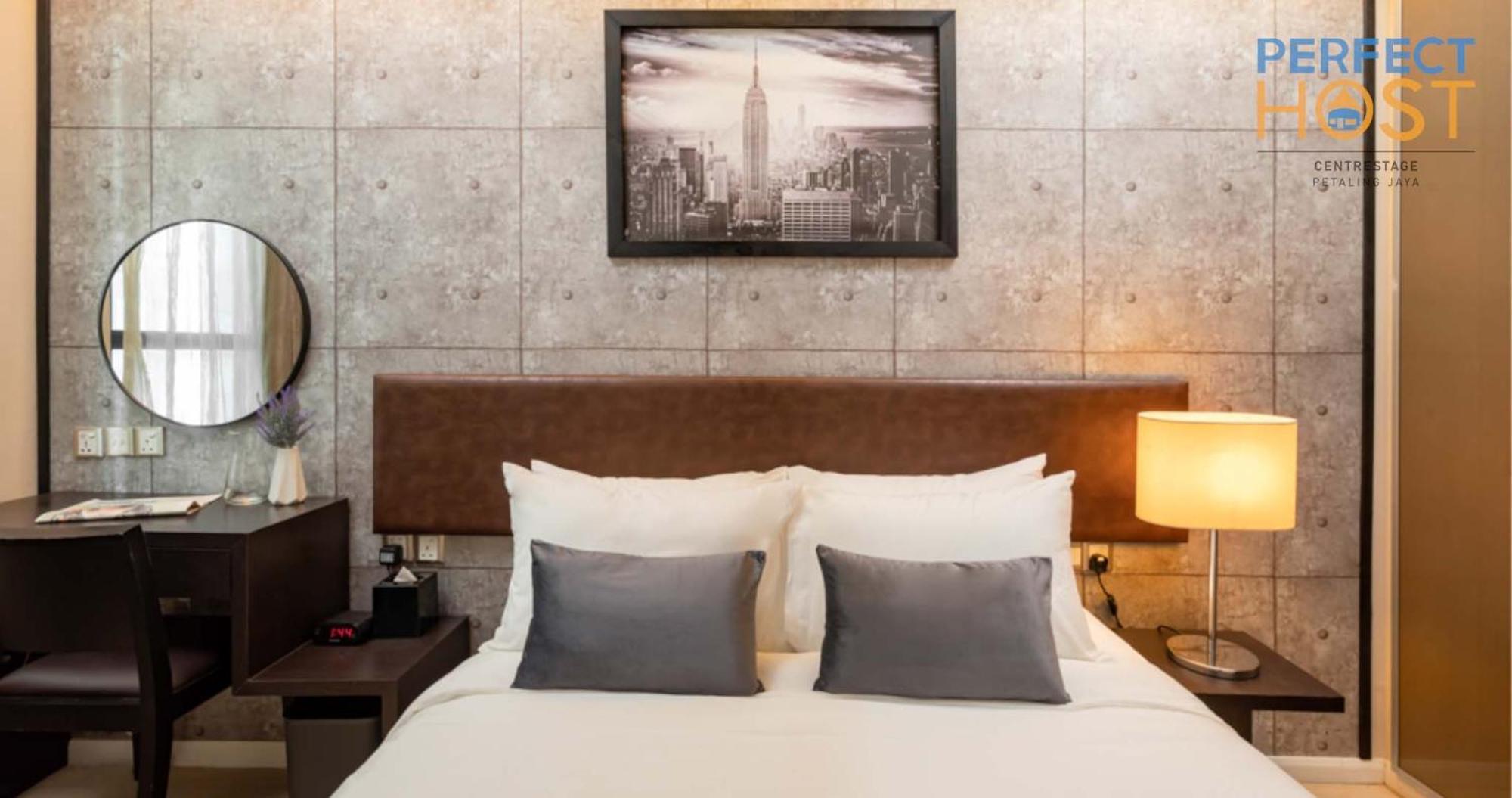 Centrestage Petaling Jaya By Perfect Host 호텔 외부 사진 A bedroom at the hotel