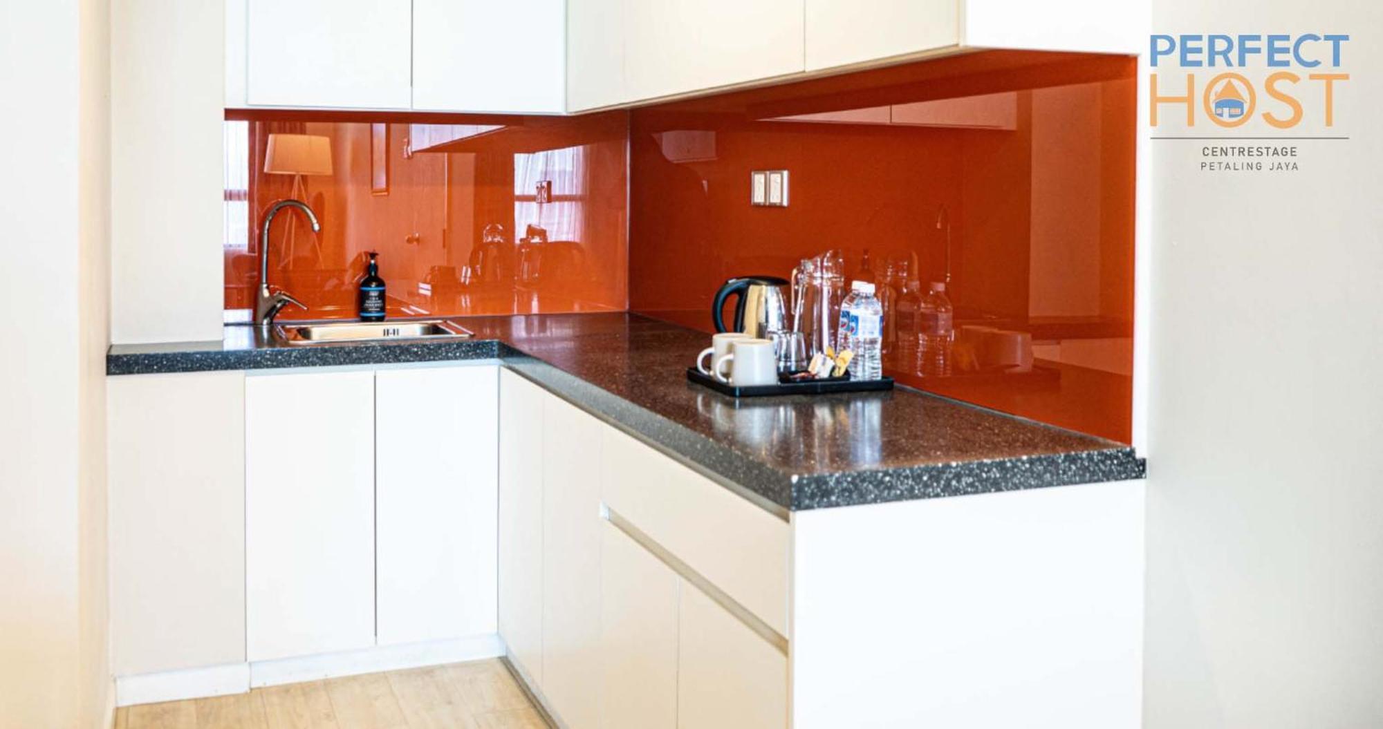 Centrestage Petaling Jaya By Perfect Host 호텔 외부 사진 A kitchen with a granite countertop