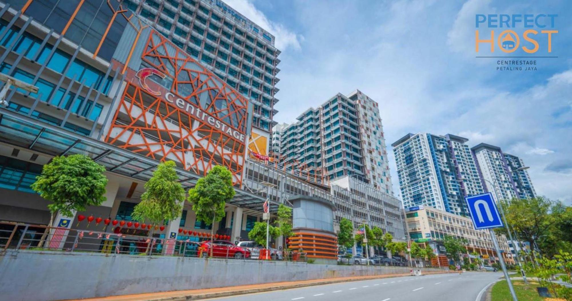 Centrestage Petaling Jaya By Perfect Host 호텔 외부 사진 The mall's facade