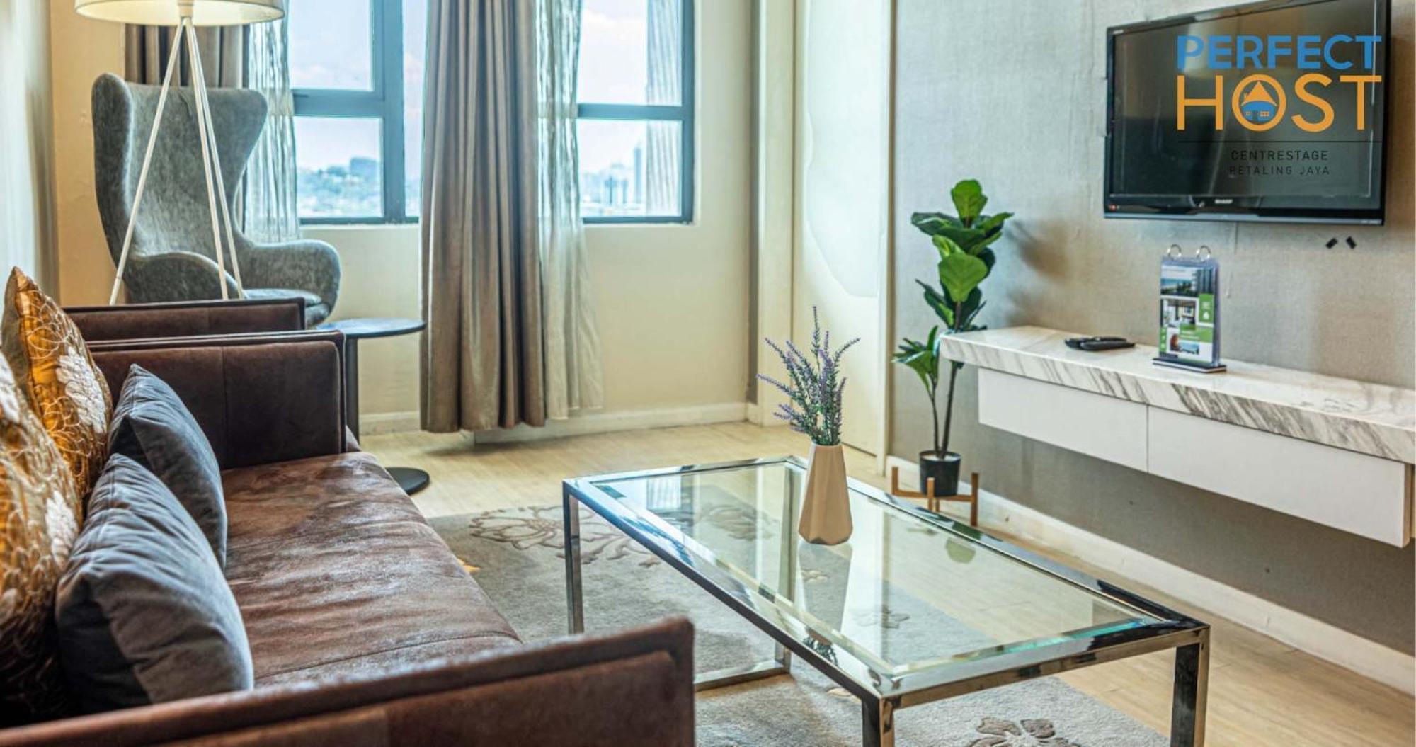 Centrestage Petaling Jaya By Perfect Host 호텔 외부 사진 A living room at the hotel