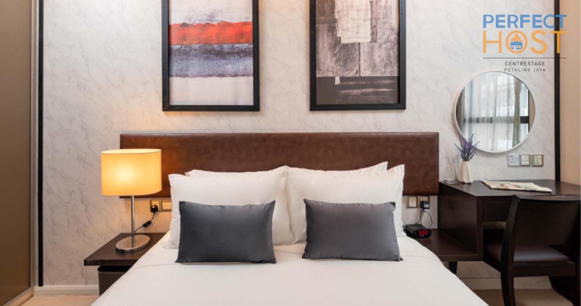 Centrestage Petaling Jaya By Perfect Host 호텔 외부 사진 A bedroom at the hotel
