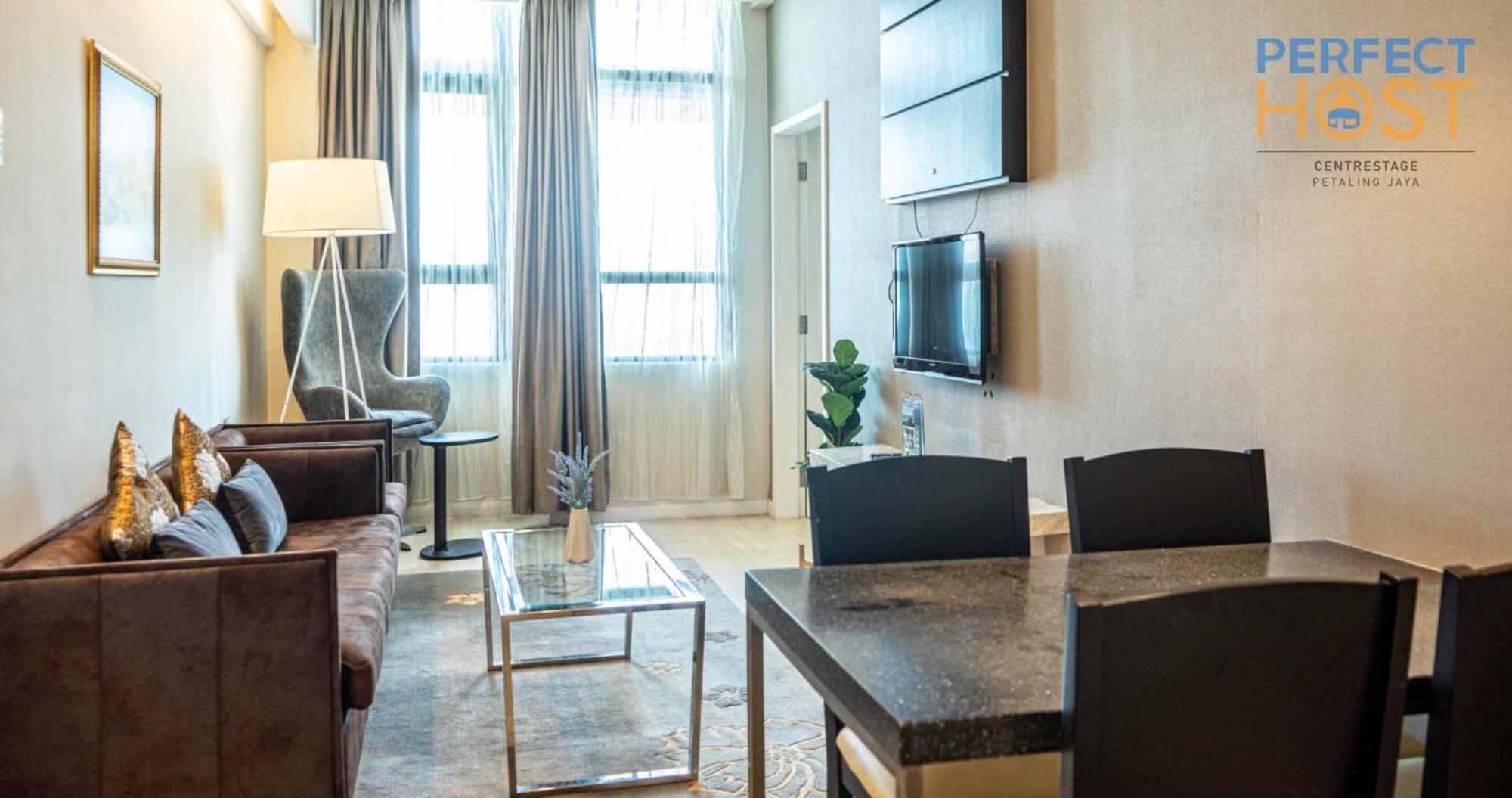 Centrestage Petaling Jaya By Perfect Host 호텔 외부 사진 A living room in a serviced apartment in Warsaw, Poland