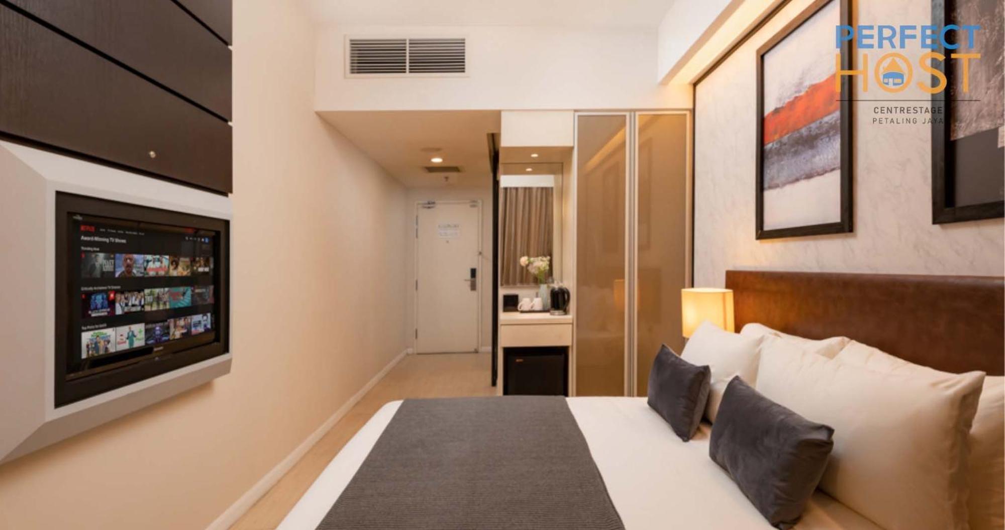 Centrestage Petaling Jaya By Perfect Host 호텔 외부 사진 A room at the hotel