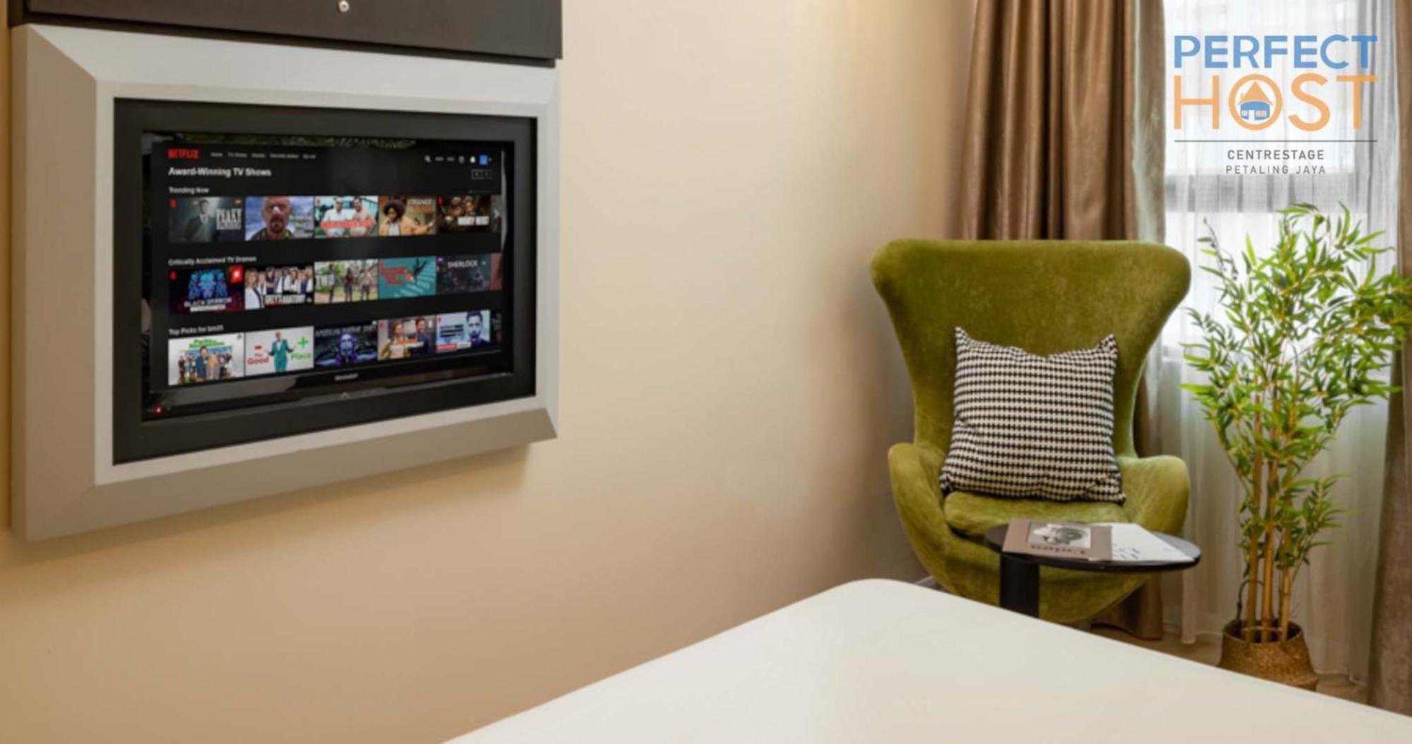 Centrestage Petaling Jaya By Perfect Host 호텔 외부 사진 A television in a hotel room